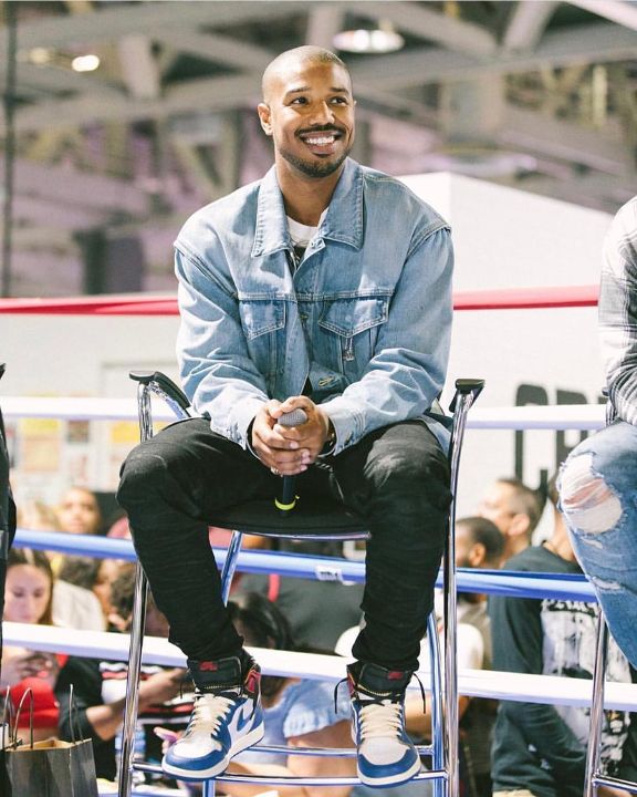 Outfit: Light wash denim jacket, Black skinny jeans, High-top sneakers, White t-shirt